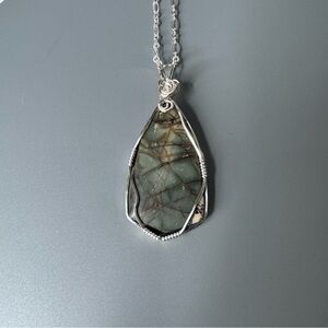 💰 𝕊 𝕠 𝕝 𝕕 💰 Green Jasper Cabochon Wire Wrapped Pendent & Silver Necklace